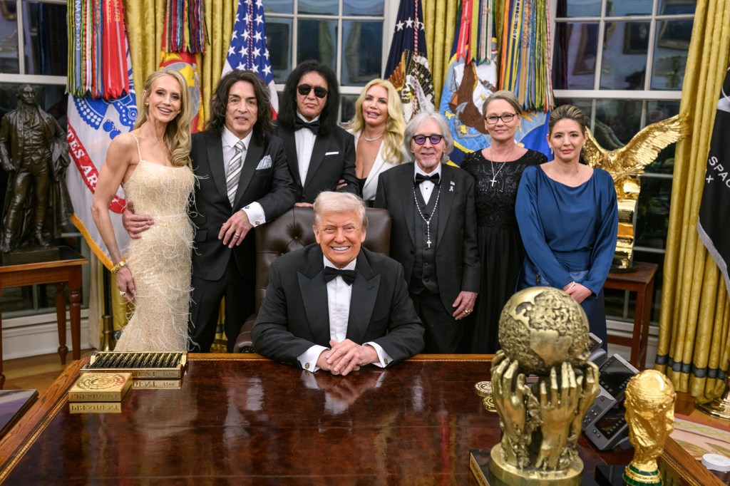 President Donald Trump hosts the 2025 Kennedy Center honorees for a medal presentation in the Oval Office, Saturday, December 6, 2025. (Official White House Photo by Daniel Torok)