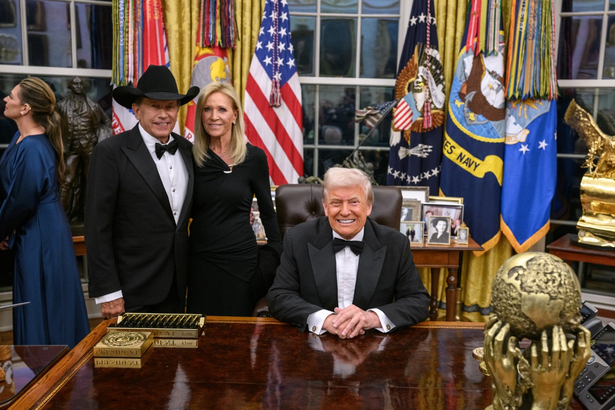 President Donald Trump hosts the 2025 Kennedy Center honorees for a medal presentation in the Oval Office, Saturday, December 6, 2025. (Official White House Photo by Daniel Torok)
