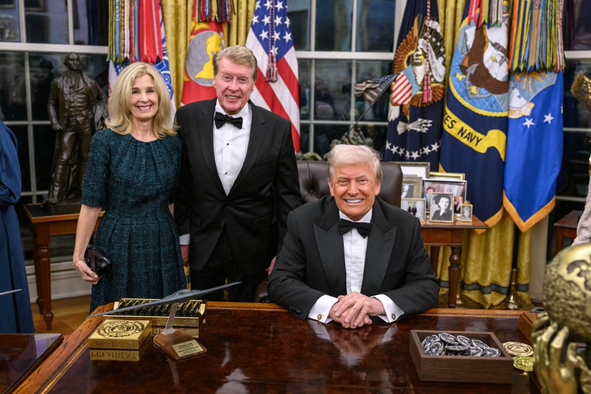 President Donald Trump hosts the 2025 Kennedy Center honorees for a medal presentation in the Oval Office, Saturday, December 6, 2025. (Official White House Photo by Daniel Torok)