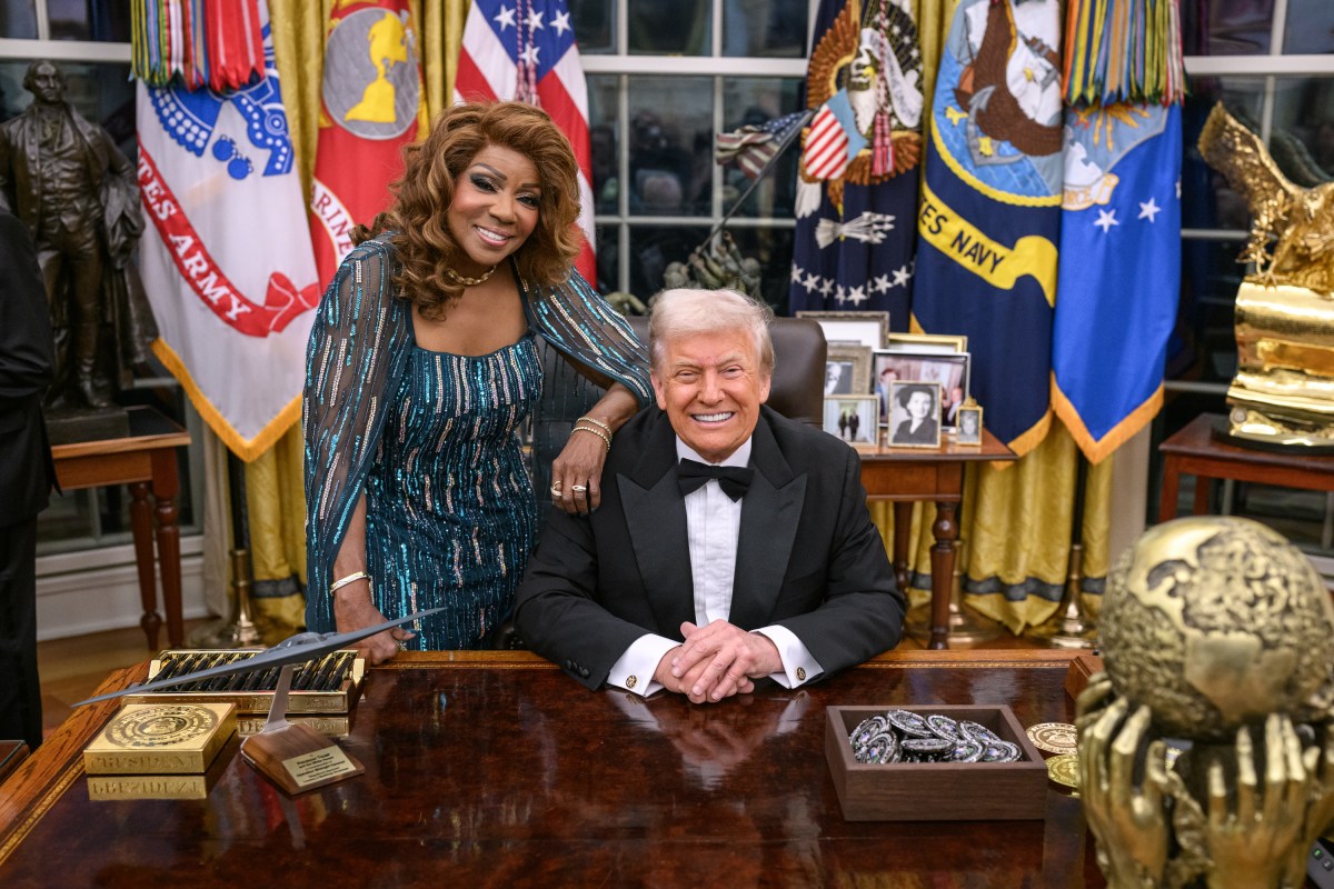 President Donald Trump hosts the 2025 Kennedy Center honorees for a medal presentation in the Oval Office, Saturday, December 6, 2025. (Official White House Photo by Daniel Torok)