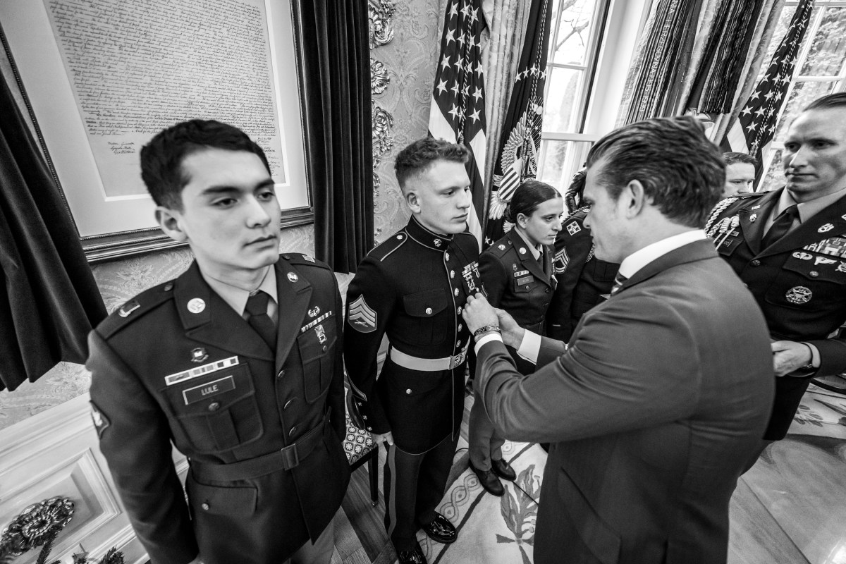 Secretary of War Pete Hegseth awards Mexican Border Defense Medals to U.S. soldiers in the Oval Office, Monday, December 15, 2025. (Official White House Photo by Daniel Torok)
