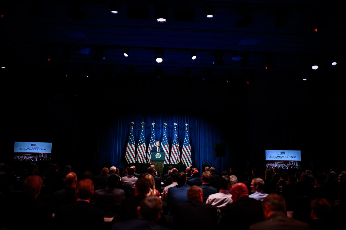 President Donald Trump departs the Donald J. Trump- John F. Kennedy Center for the Performing Arts in Washington, D.C., Tuesday, January 6, 2026, en route the White House. (Official White House Photo by Daniel Torok)