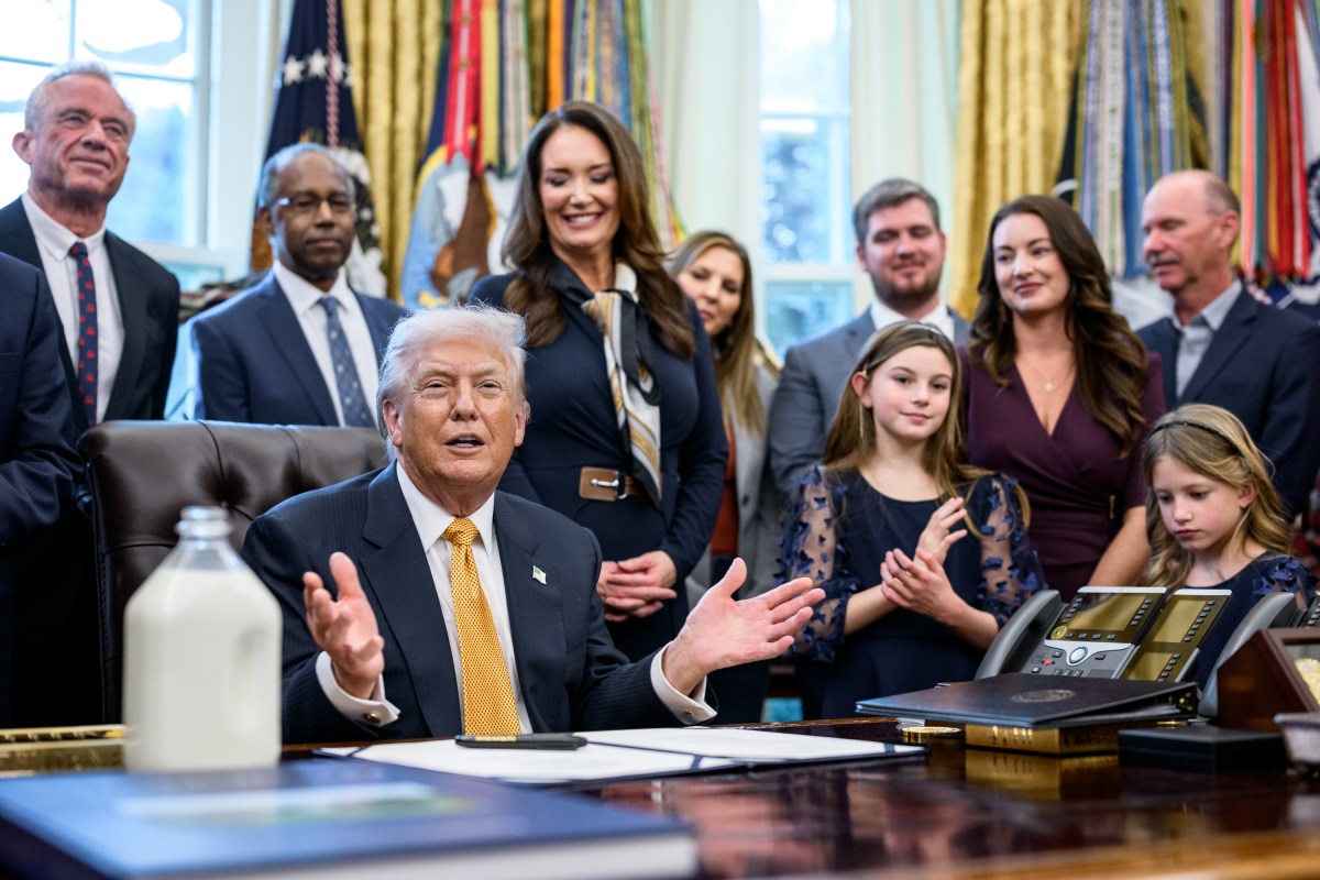 President Donald Trump signs Executive Orders including the “Whole Milk for Healthy Kids Act" alongside HHS Secretary Robert F. Kennedy, Jr., Secretary of Agriculture Brooke Rollins, and dairy farmers in the Oval Office, Wednesday, January 14, 2026. (Official White House Photo by Joyce N. Boghosian)