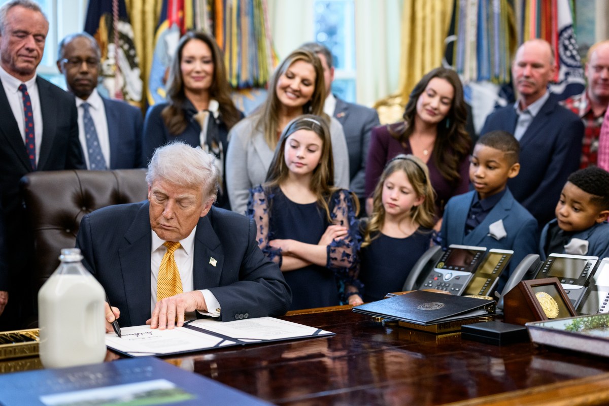 President Donald Trump signs Executive Orders including the “Whole Milk for Healthy Kids Act" alongside HHS Secretary Robert F. Kennedy, Jr., Secretary of Agriculture Brooke Rollins, and dairy farmers in the Oval Office, Wednesday, January 14, 2026. (Official White House Photo by Joyce N. Boghosian)