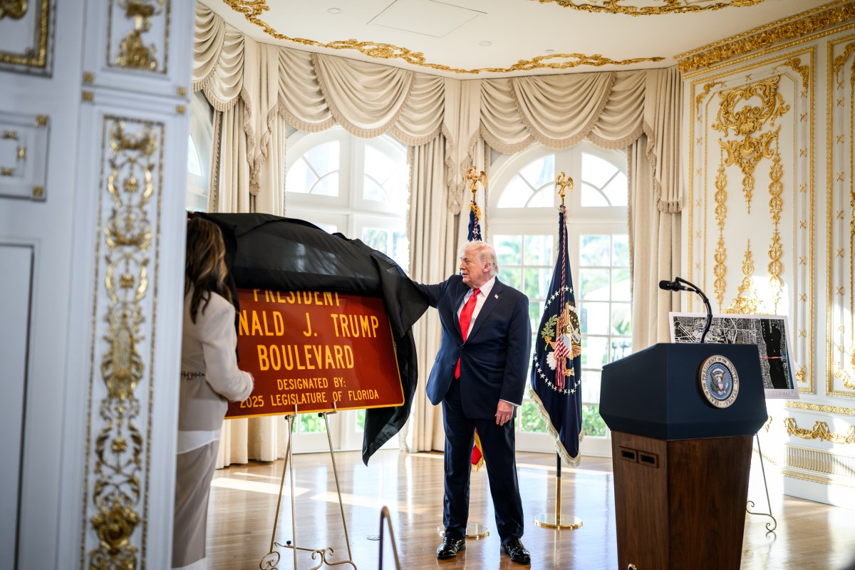 President Donald Trump participates in a Southern Boulevard dedication ceremony, Friday, January 16, 2026, at the Mar-a-Lago Club in Palm Beach, Florida. (Official White House Photo by Daniel Torok)