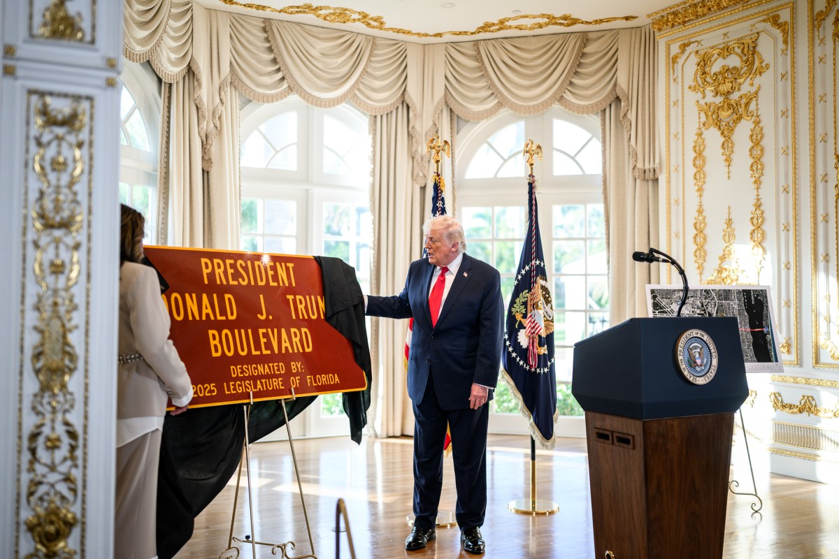 President Donald Trump participates in a Southern Boulevard dedication ceremony, Friday, January 16, 2026, at the Mar-a-Lago Club in Palm Beach, Florida. (Official White House Photo by Daniel Torok)