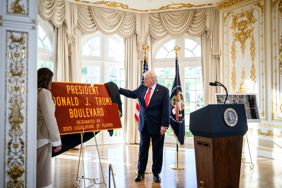 President Donald Trump participates in a Southern Boulevard dedication ceremony, Friday, January 16, 2026, at the Mar-a-Lago Club in Palm Beach, Florida. (Official White House Photo by Daniel Torok)