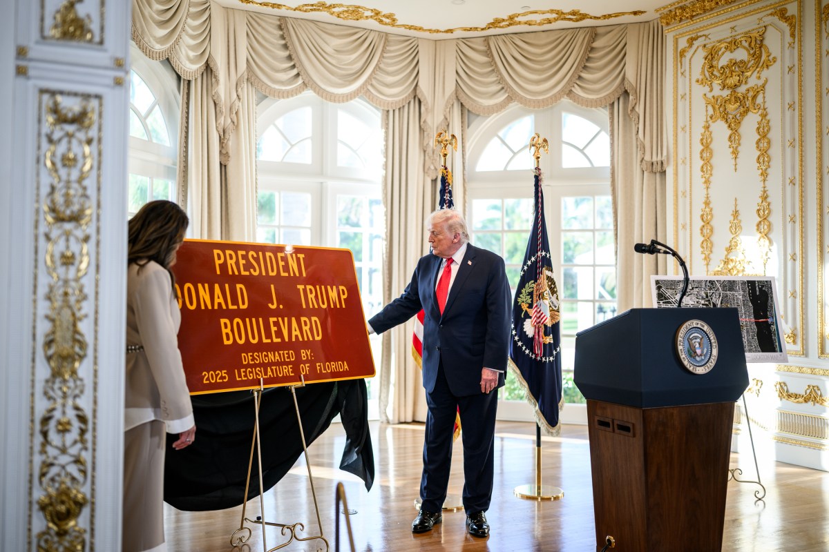 President Donald Trump participates in a Southern Boulevard dedication ceremony, Friday, January 16, 2026, at the Mar-a-Lago Club in Palm Beach, Florida. (Official White House Photo by Daniel Torok)
