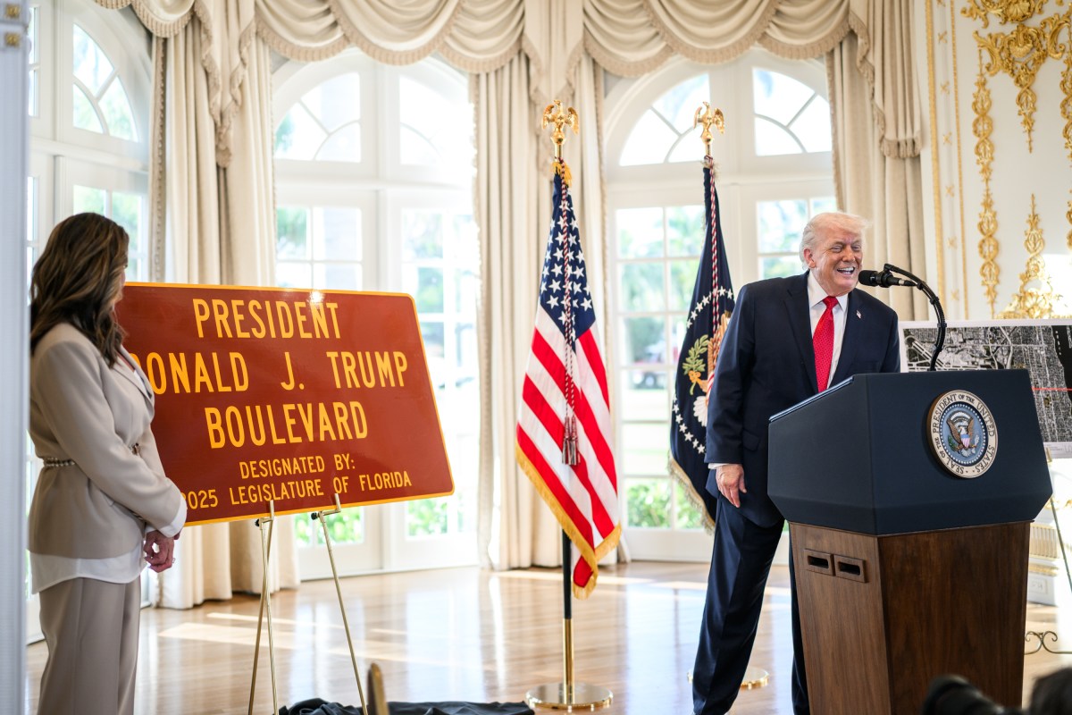 President Donald Trump participates in a Southern Boulevard dedication ceremony, Friday, January 16, 2026, at the Mar-a-Lago Club in Palm Beach, Florida. (Official White House Photo by Daniel Torok)
