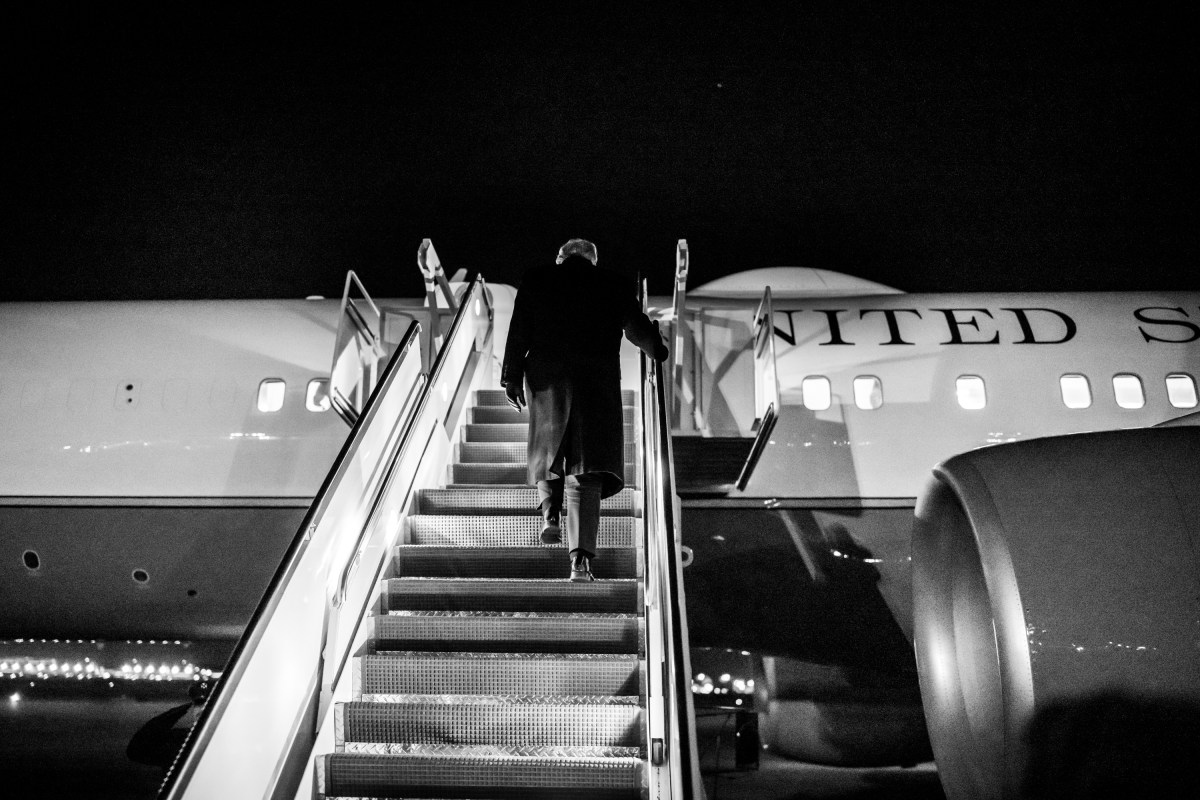 President Donald Trump boards a backup plane at Joint Base Andrews to Davos, Switzerland, after Air Force One experienced electrical issues, Tuesday, January 20, 2026. (Official White House Photo by Daniel Torok)