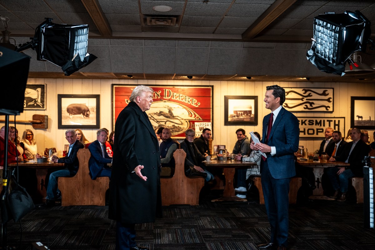 President Donald Trump participates in an interview with Will Cain of Fox News at the Machine Shed restaurant in Urbandale, Iowa on Tuesday, January 27, 2026. (Official White House Photo by Molly Riley)