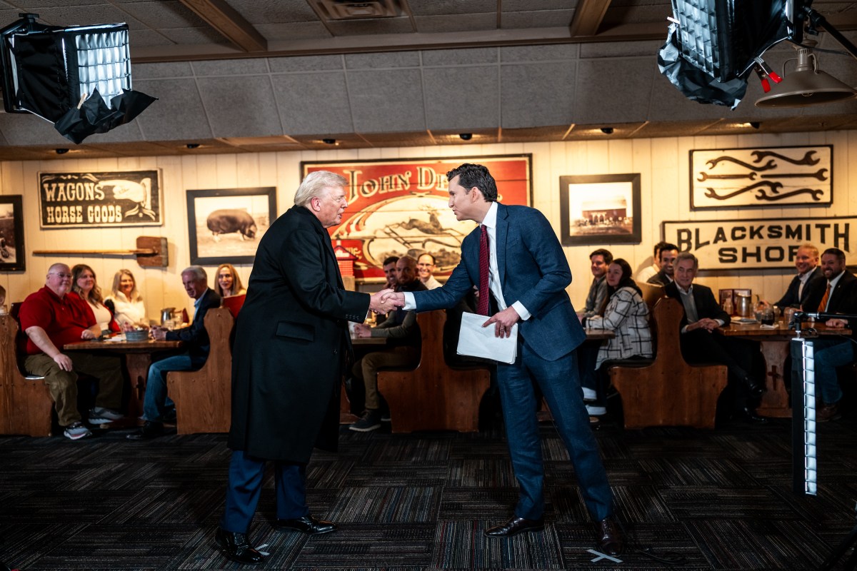 President Donald Trump participates in an interview with Will Cain of Fox News at the Machine Shed restaurant in Urbandale, Iowa on Tuesday, January 27, 2026. (Official White House Photo by Molly Riley)