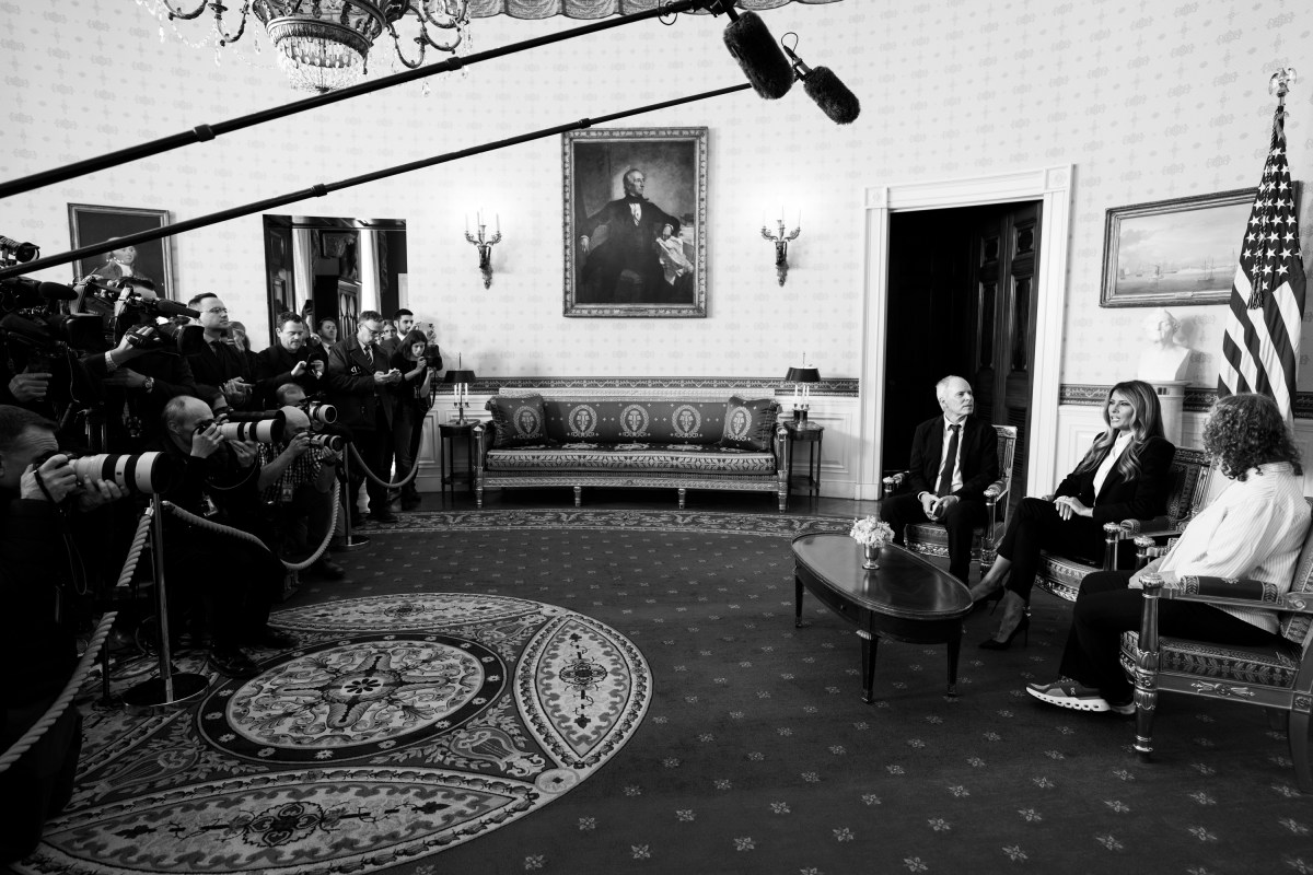 First Lady Melania Trump meets with Keith Siegel, a freed American-Israeli hostage, and his wife Aviva Siegel,Wednesday, February 4, 2026 in the Blue Room of the White House. Keith Siegel was freed in February 2025, after 484 days in Hamas captivity, and his wife Aviva Siegel was released in November 2023. (Official White House Photo by Andrea Hanks)