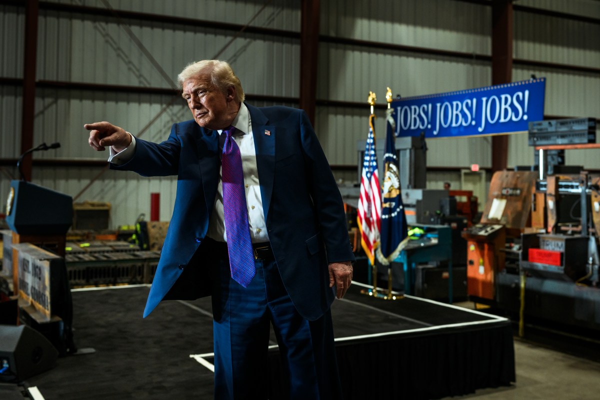 President Donald Trump poses with guests before departing Coose Steel Corporation in Rome, Georgia on Thursday, February 19, 2026, en route the Richard B. Russell Regional Airport.(Official White House Photo by Daniel Torok)