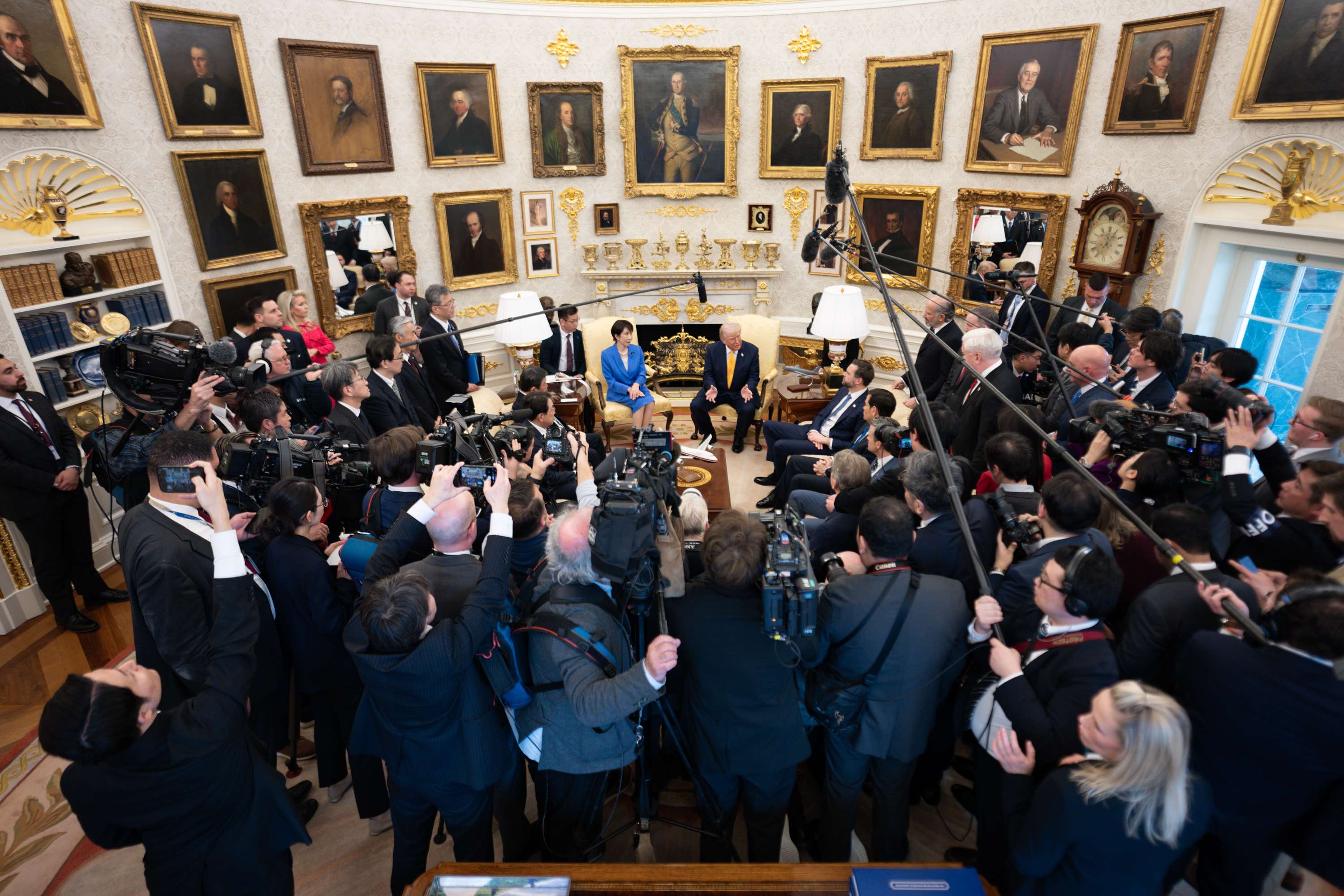 Whitehouse 名盤．本物come org盤．2ndプレス！ President Donald J. Trump participates in a Bilateral meeting with