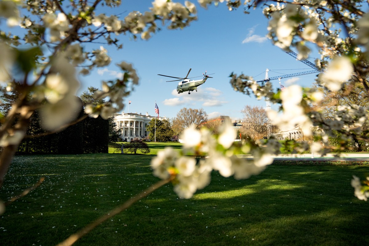 President Donald J. Trump disembarks Marine One on the South Lawn of the White House on Monday, March 23, 2026, after a trip to Tennessee. (Official White House photo by Patrick B. Ruddy)