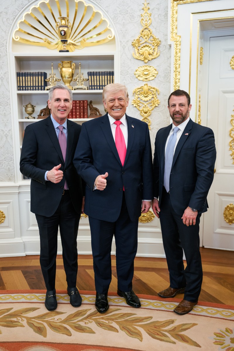 President Donald J. Trump participates in the swearing-in ceremony for Secretary of Homeland Security Markwayne Mullin, Tuesday, March 24, 2026, in the Oval Office. (Official White House photo by Daniel Torok)