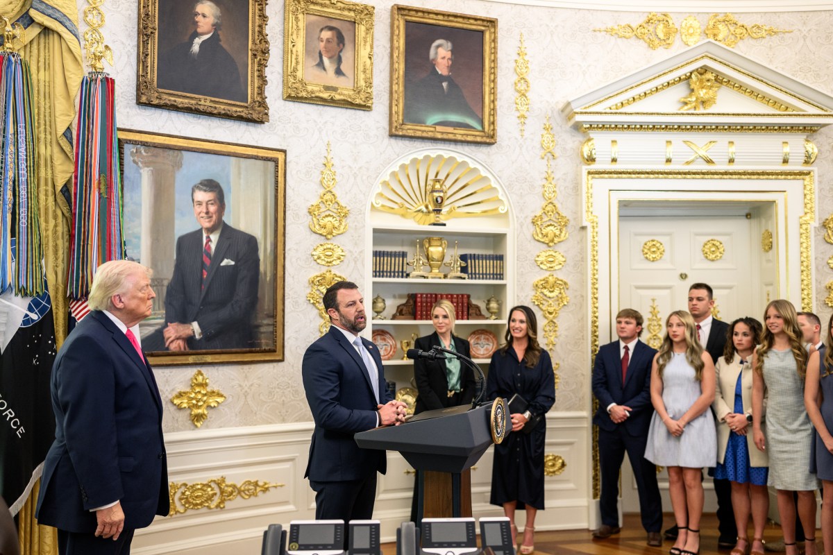 Secretary of Homeland Security Markwayne Mullin delivers remarks after his swearing-in ceremony, Tuesday, March 24, 2026, in the Oval Office. (Official White House photo by Daniel Torok)