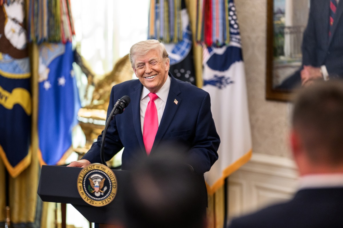 President Donald J. Trump poses for photos after the swearing-in ceremony for Secretary of Homeland Security Markwayne Mullin, Tuesday, March 24, 2026, in the Oval Office. (Official White House photo by Daniel Torok)