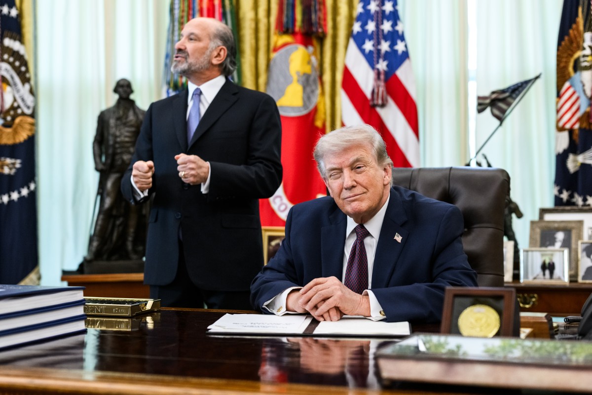 President Donald J. Trump signs an Executive Order limiting mail-in voting, Tuesday, March 31, 2026, in the Oval Office. (Official White House Photo by Joyce N. Boghosian)