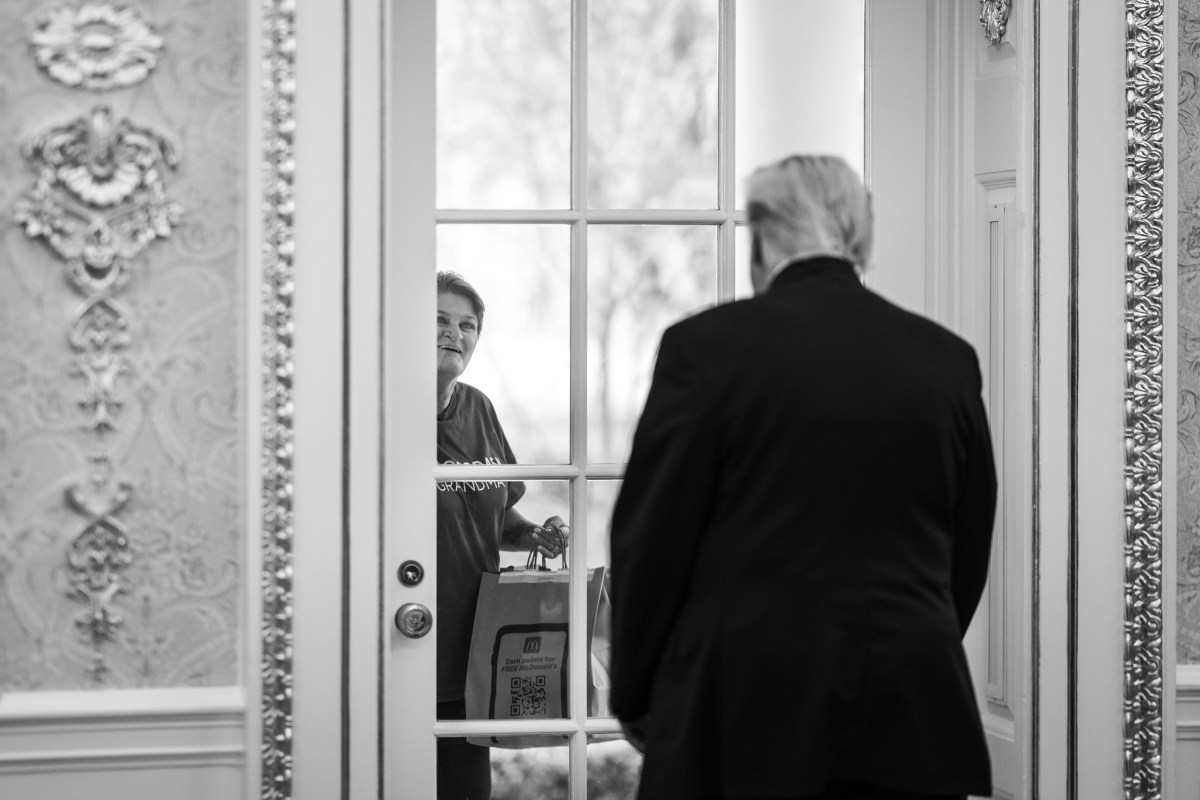 President Donald J. Trump accepts a DoorDash delivery from Sharon Simmons outside of the Oval Office, Monday, April 13, 2026. (Official White House Photo by Daniel Torok)