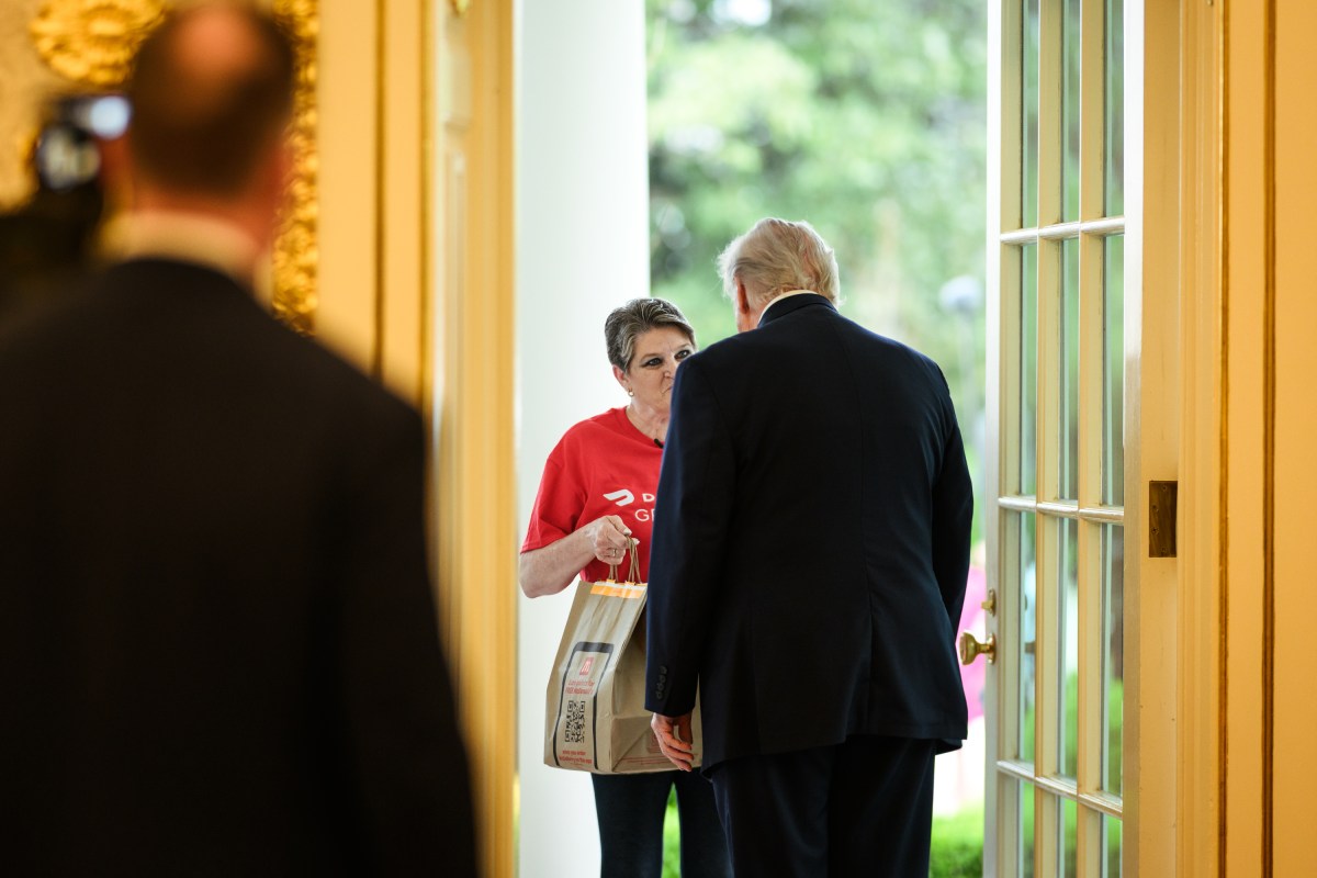 President Donald J. Trump accepts a DoorDash delivery from Sharon Simmons outside of the Oval Office, Monday, April 13, 2026. (Official White House Photo by Daniel Torok)