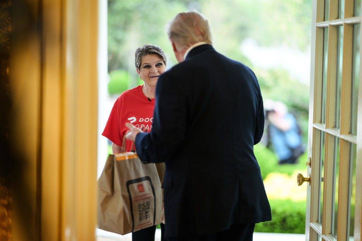 President Donald J. Trump accepts a DoorDash delivery from Sharon Simmons outside of the Oval Office, Monday, April 13, 2026. (Official White House Photo by Daniel Torok)
