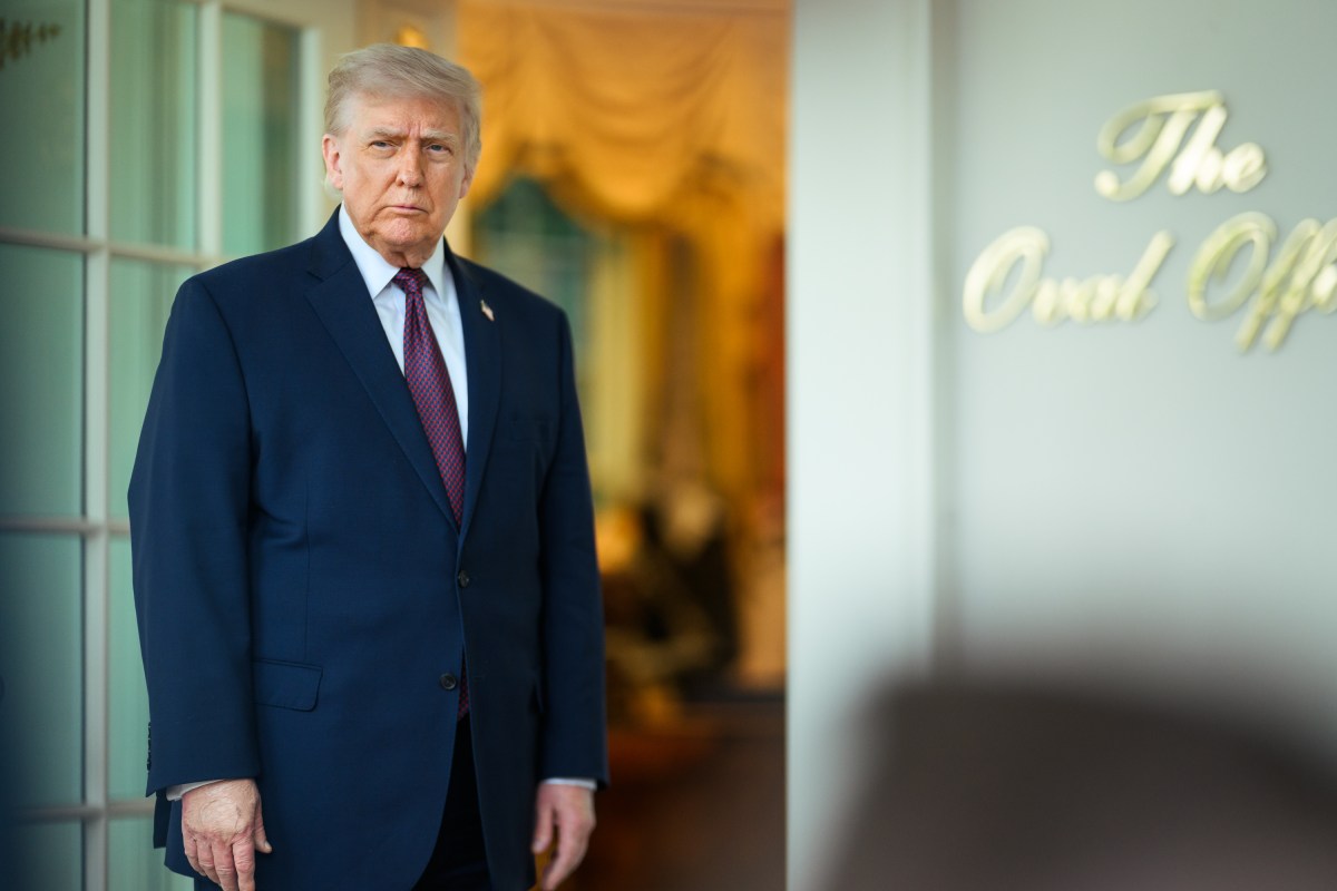 President Donald J. Trump accepts a DoorDash delivery from Sharon Simmons outside of the Oval Office, Monday, April 13, 2026. (Official White House Photo by Daniel Torok)