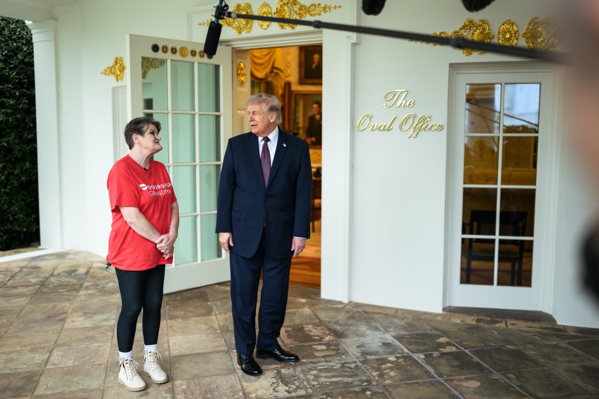 President Donald J. Trump accepts a DoorDash delivery from Sharon Simmons outside of the Oval Office, Monday, April 13, 2026. (Official White House Photo by Daniel Torok)