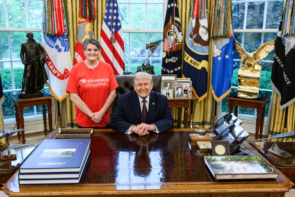President Donald J. Trump accepts a DoorDash delivery from Sharon Simmons outside of the Oval Office, Monday, April 13, 2026. (Official White House Photo by Daniel Torok)