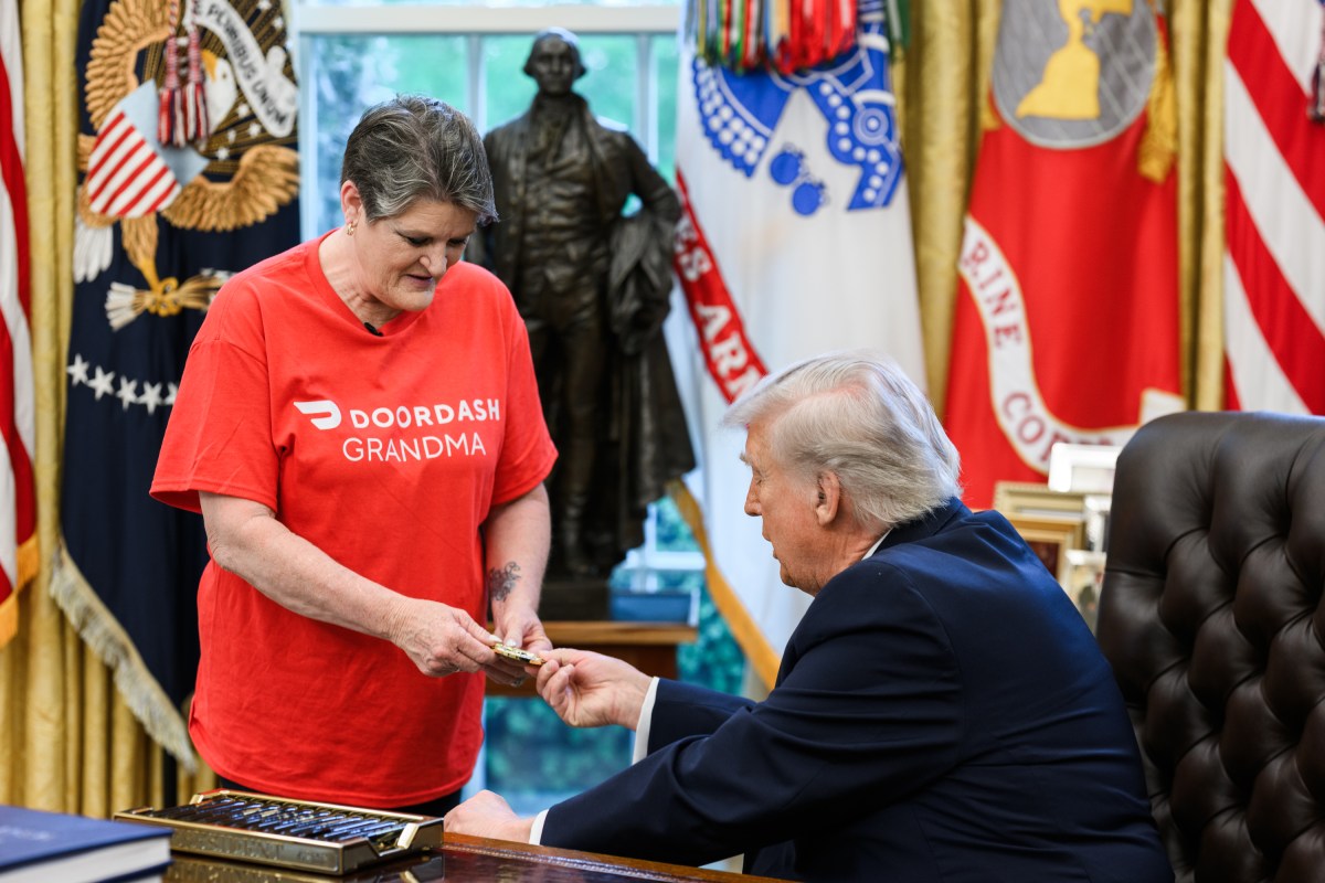 President Donald J. Trump accepts a DoorDash delivery from Sharon Simmons outside of the Oval Office, Monday, April 13, 2026. (Official White House Photo by Daniel Torok)