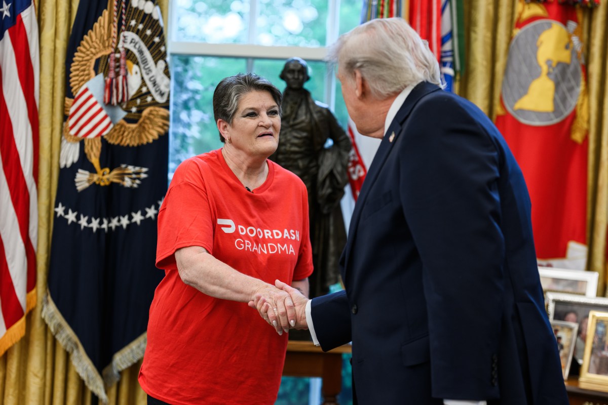President Donald J. Trump accepts a DoorDash delivery from Sharon Simmons outside of the Oval Office, Monday, April 13, 2026. (Official White House Photo by Daniel Torok)