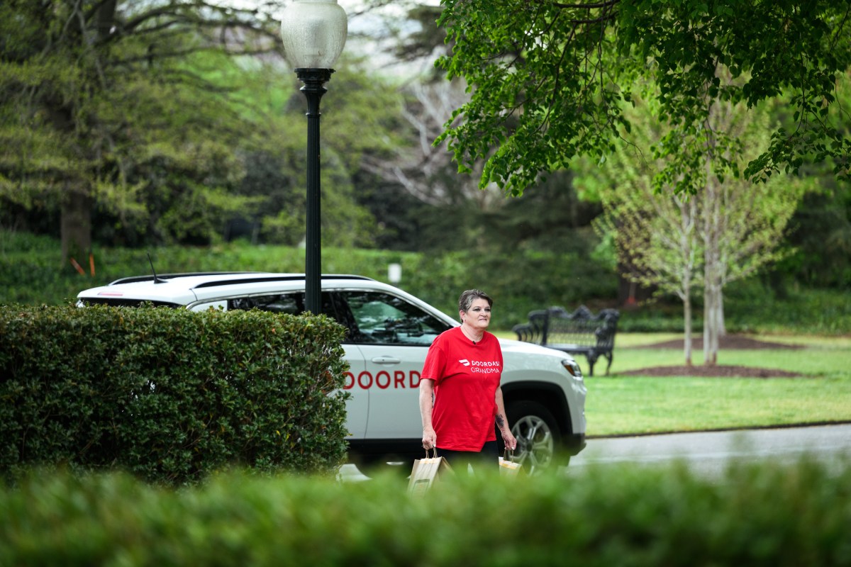 President Donald J. Trump accepts a DoorDash delivery from Sharon Simmons outside of the Oval Office, Monday, April 13, 2026. (Official White House Photo by Daniel Torok)
