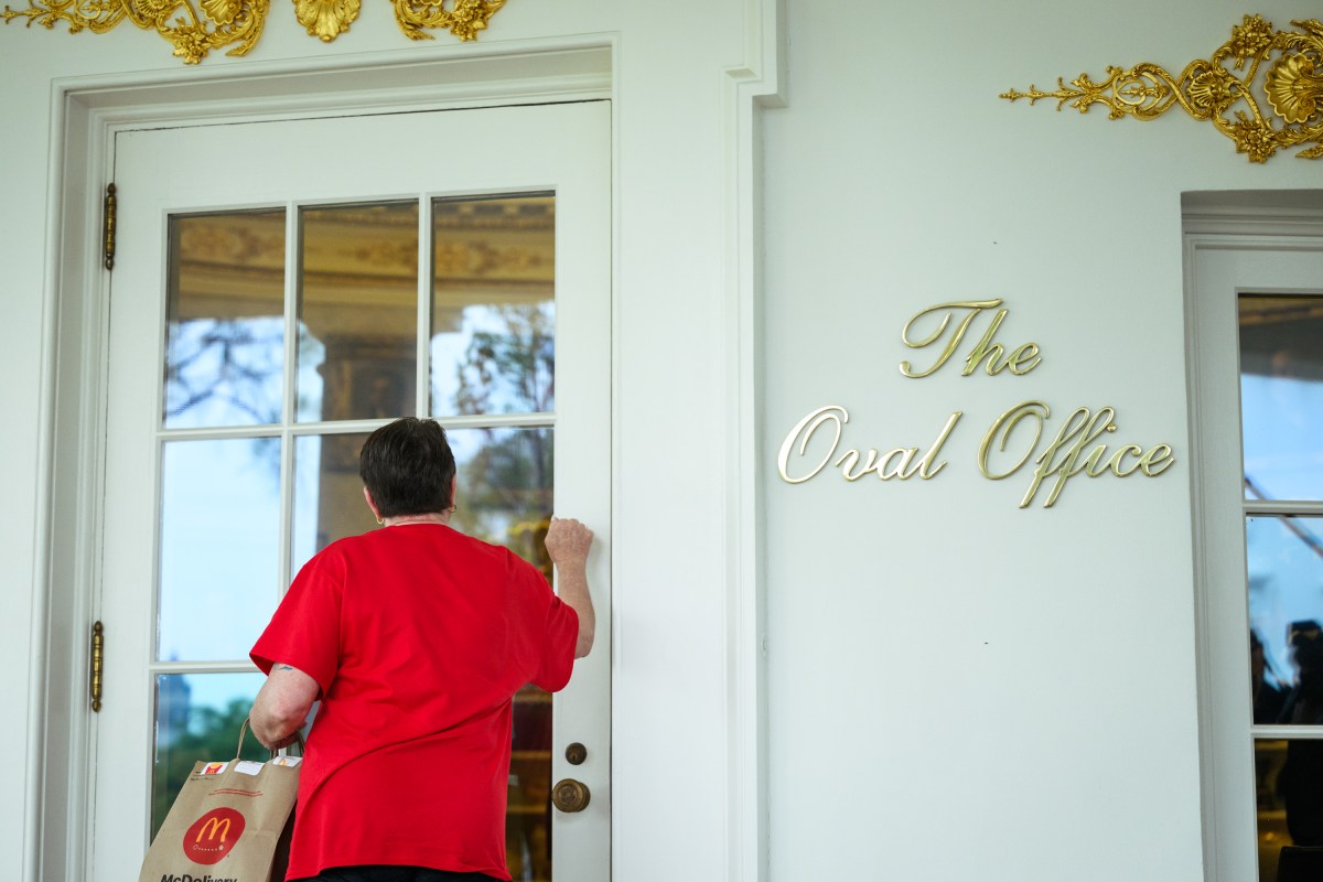 President Donald J. Trump accepts a DoorDash delivery from Sharon Simmons outside of the Oval Office, Monday, April 13, 2026. (Official White House Photo by Daniel Torok)