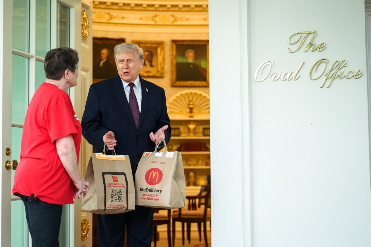 President Donald J. Trump accepts a DoorDash delivery from Sharon Simmons outside of the Oval Office, Monday, April 13, 2026. (Official White House Photo by Daniel Torok)