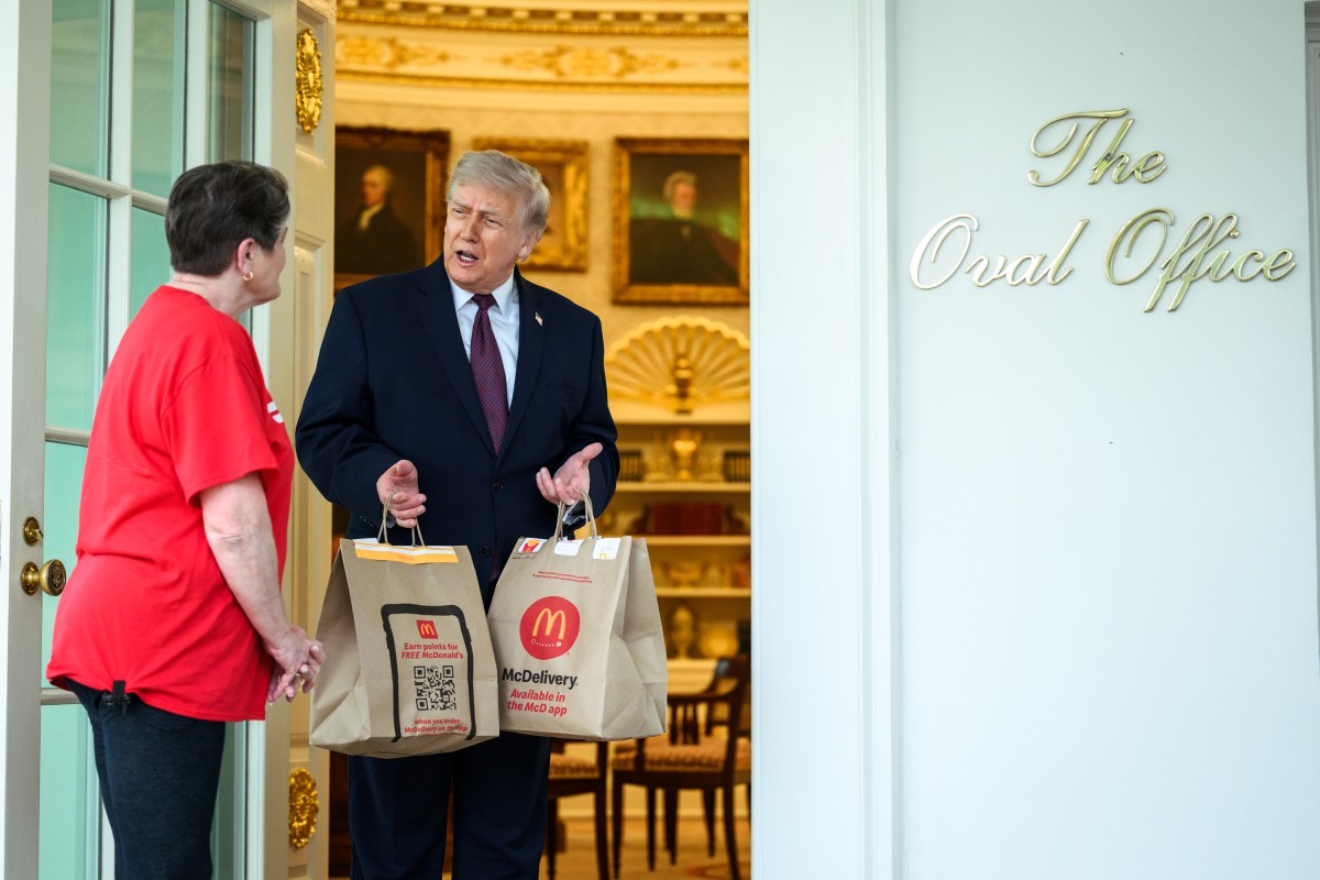 President Donald J. Trump accepts a DoorDash delivery from Sharon Simmons outside of the Oval Office, Monday, April 13, 2026. (Official White House Photo by Daniel Torok)