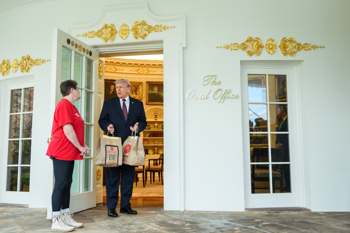 President Donald J. Trump accepts a DoorDash delivery from Sharon Simmons outside of the Oval Office, Monday, April 13, 2026. (Official White House Photo by Daniel Torok)