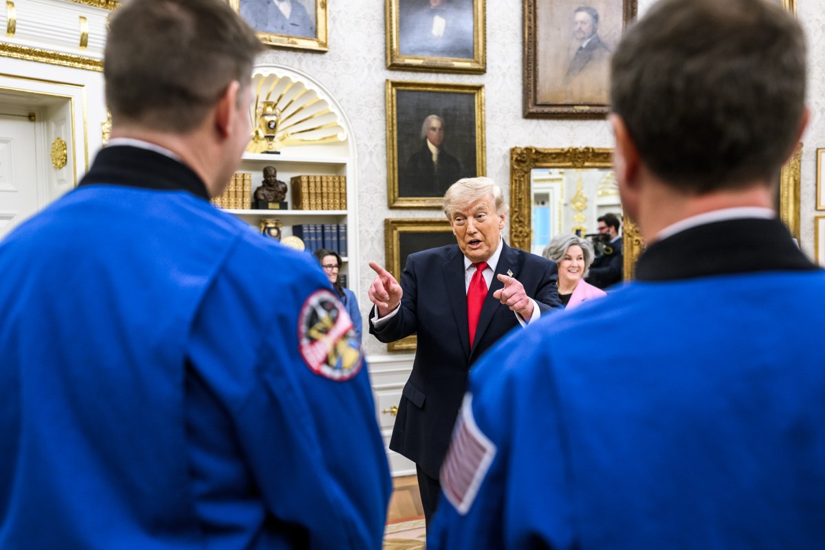 President Donald J. Trump meets with Artemis II astronauts in the Oval Office, Wednesday, April 29, 2026. (Official White House Photo by Daniel Torok)