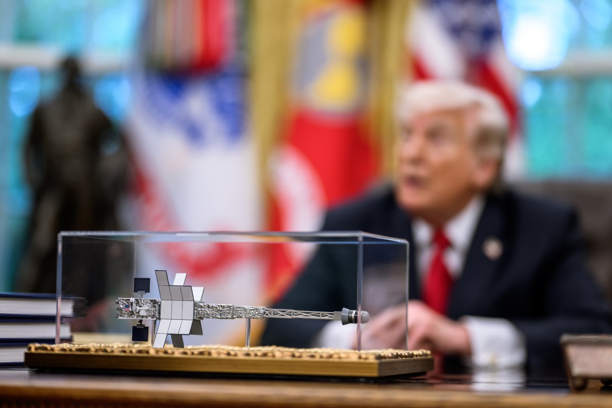 President Donald J. Trump meets with Artemis II astronauts in the Oval Office, Wednesday, April 29, 2026. (Official White House Photo by Daniel Torok)