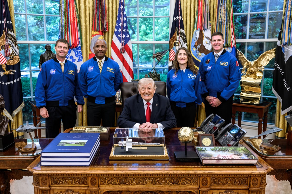 President Donald J. Trump meets with Artemis II astronauts in the Oval Office, Wednesday, April 29, 2026. (Official White House Photo by Daniel Torok)