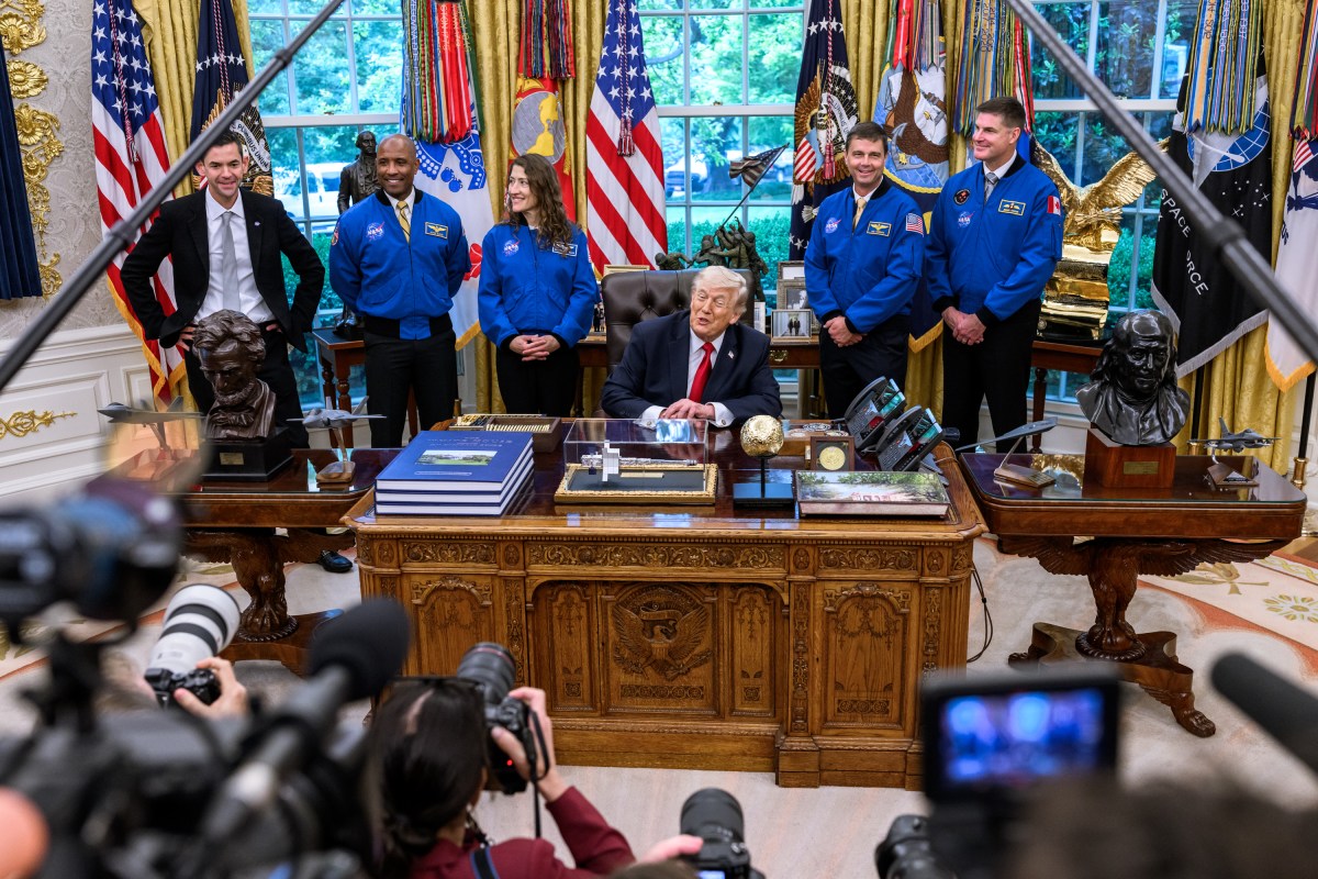 President Donald J. Trump meets with Artemis II astronauts in the Oval Office, Wednesday, April 29, 2026. (Official White House Photo by Daniel Torok)