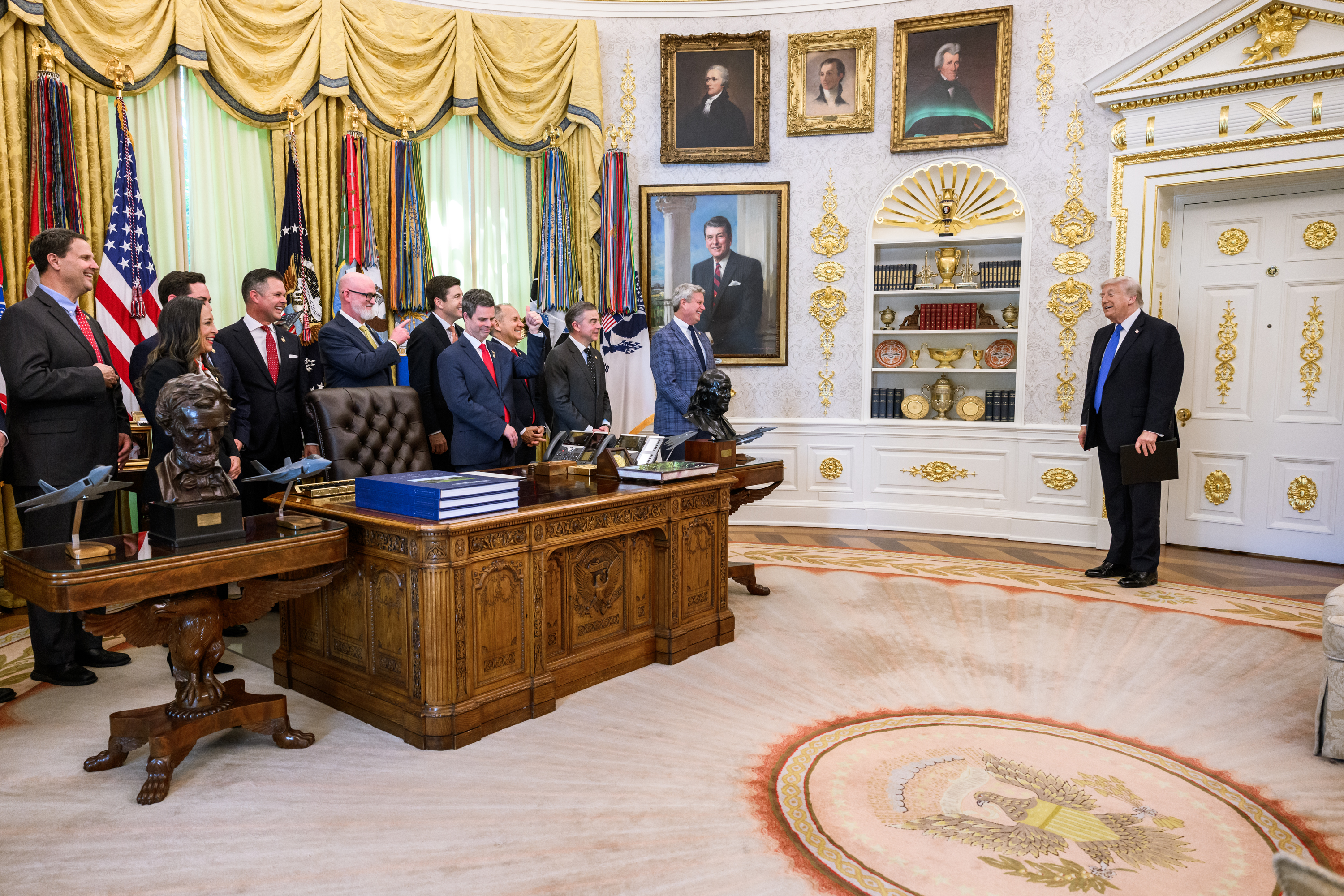 President Donald J Trump Signs An Executive Order In The Oval Office P20260430JB 0007