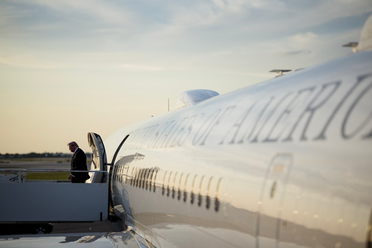 President Donald J. Trump departs Palm Beach International Airport in West Palm Beach, Florida on Friday, May 1, 2026, en route the Raymond F. Kravis Center for the Performing Arts. (Official White House Photo by Daniel Torok).