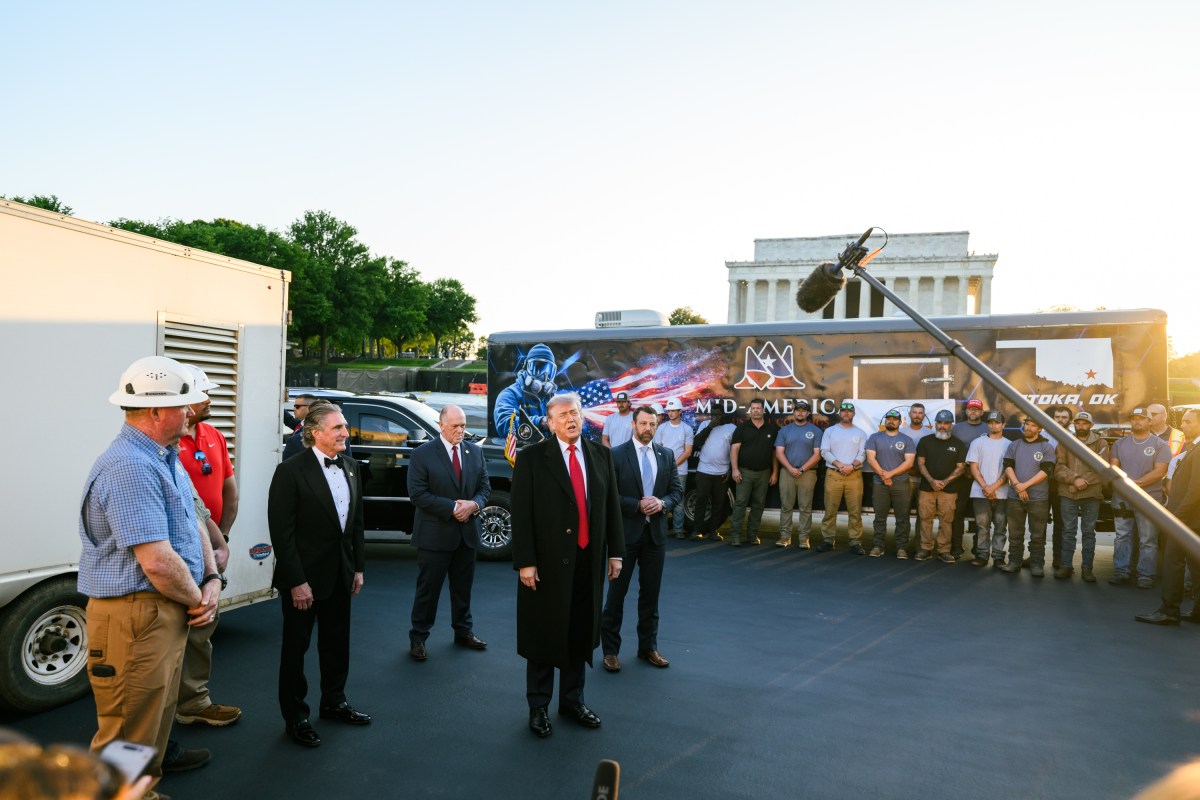 President Donald J. Trump visits the Lincoln Memorial Reflecting Pool, Thursday, May 7, 2026. (Official White House Photo by Molly Riley)