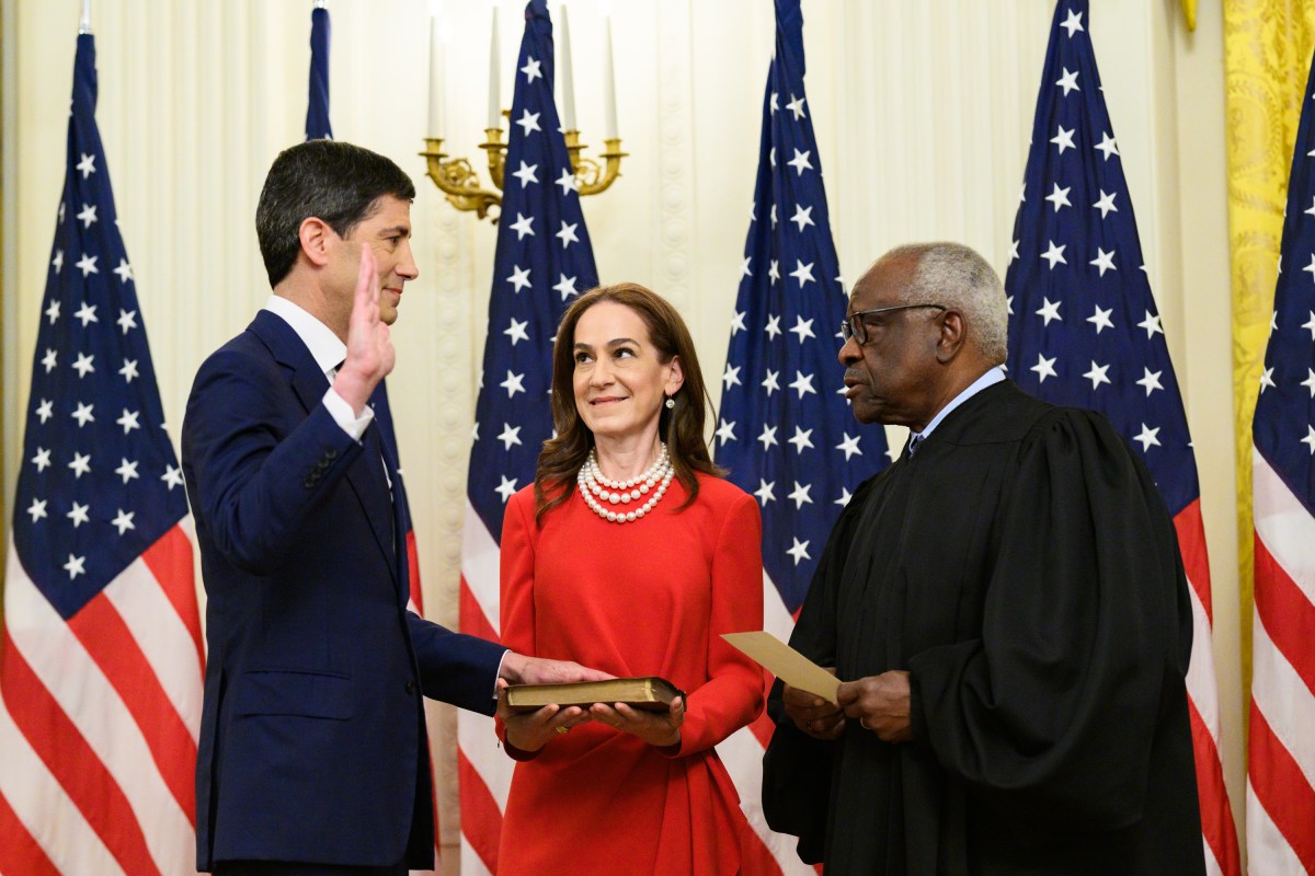 Federal Reserve Chair Kevin Warsh is sworn in by Justice Clarence Thomas in the East Room of the White House, Friday, May 22, 2026. (Official White House Photo by Daniel Torok)