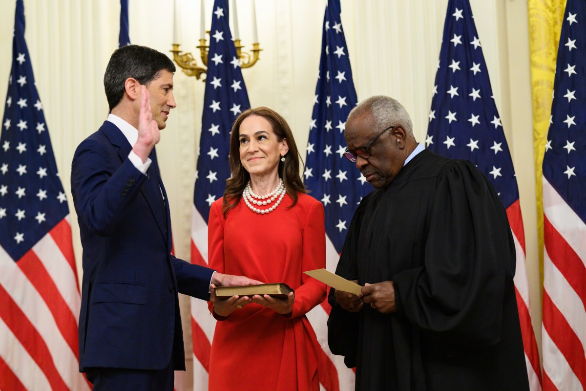 Federal Reserve Chair Kevin Warsh is sworn in by Justice Clarence Thomas in the East Room of the White House, Friday, May 22, 2026. (Official White House Photo by Daniel Torok)