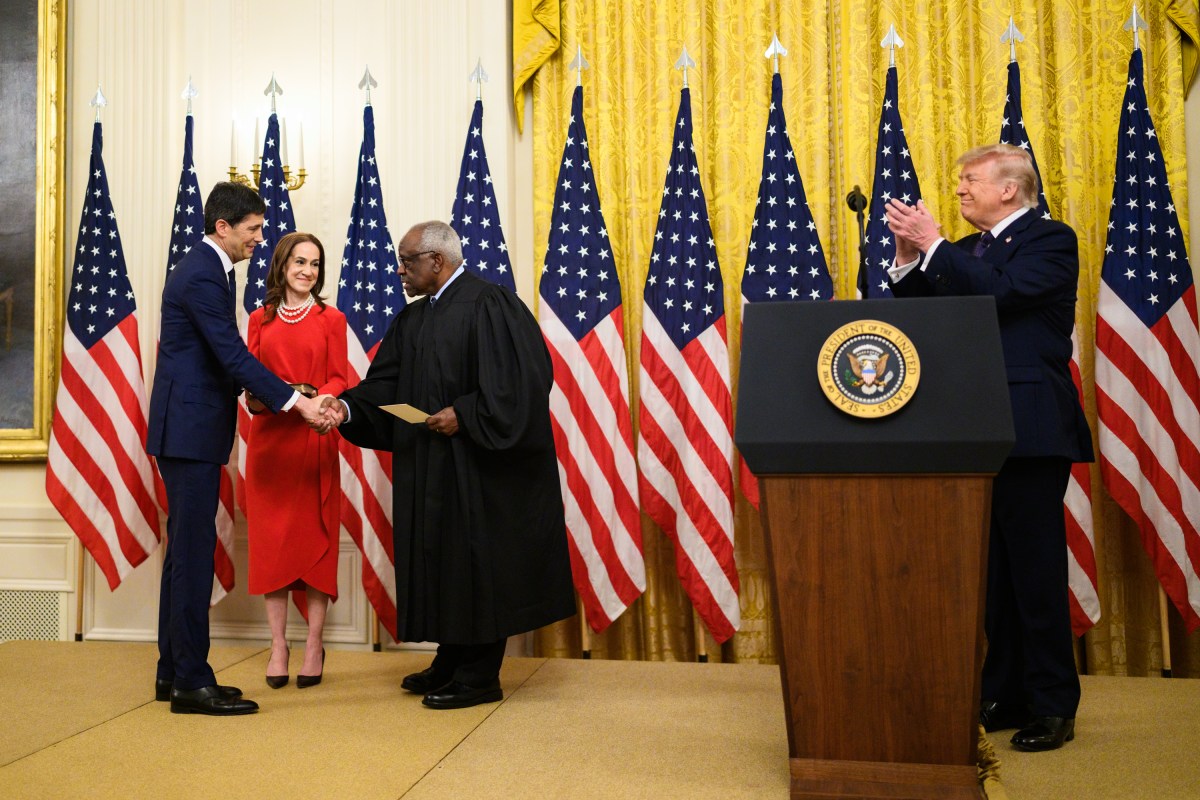 Federal Reserve Chair Kevin Warsh is sworn in by Justice Clarence Thomas in the East Room of the White House, Friday, May 22, 2026. (Official White House Photo by Daniel Torok)