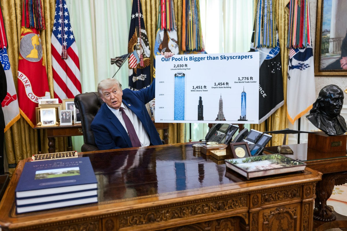 President Donald J. Trump signs Executive Orders in the Oval Office, Wednesday, June 3, 2026. (Official White House Photo by Molly Riley)