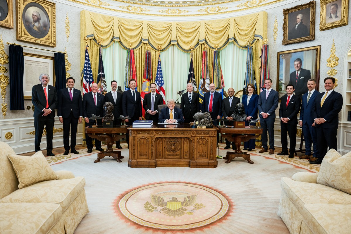 President Donald J. Trump meets with Cabinet members and guests before signing an Executive Order on quantum computing in the Oval Office, Monday, June 22, 2026. (Official White House Photo by Joyce N. Boghosian)