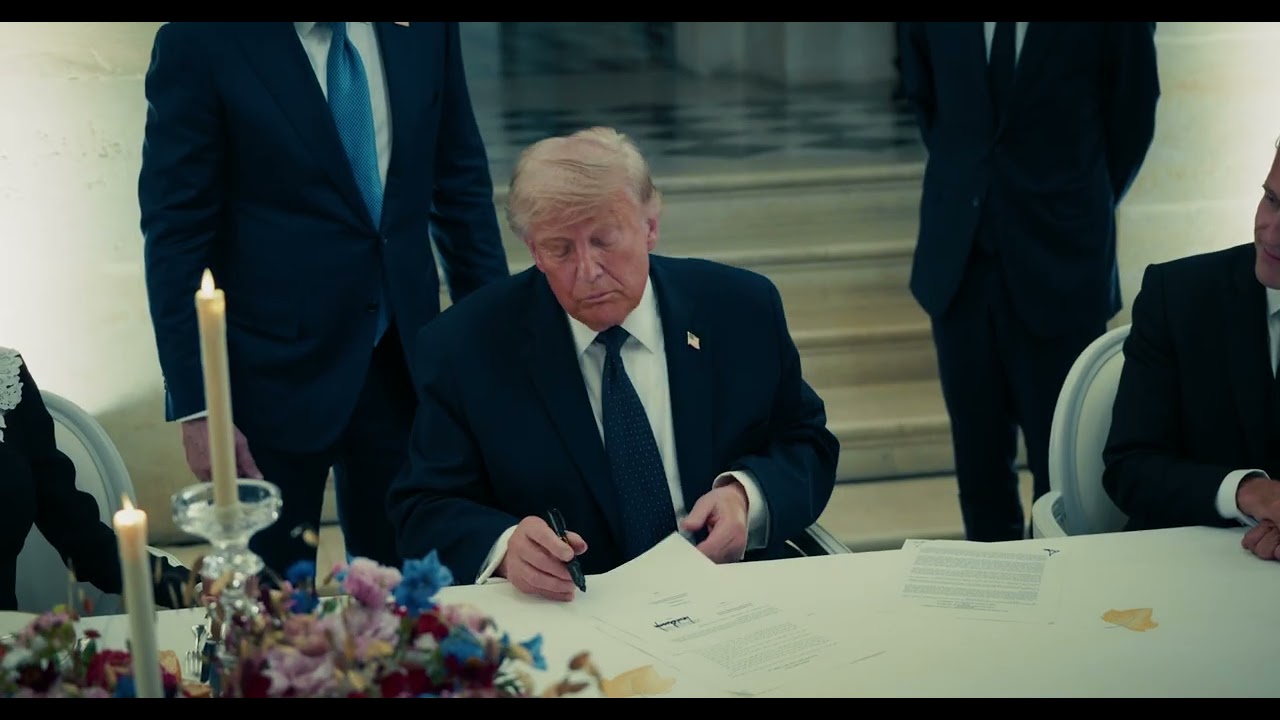 Trump firma el memorándum de entendimiento con Irán en el Palacio de Versalles, según clip de la Casa Blanca